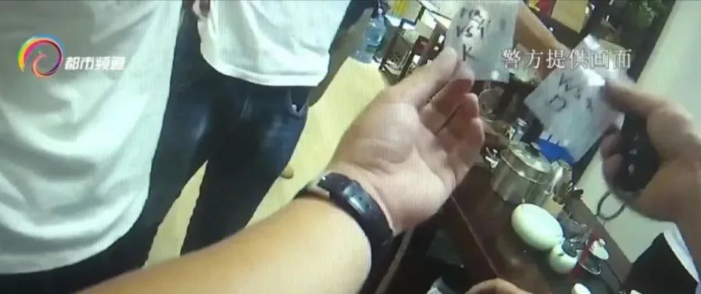 DƬ